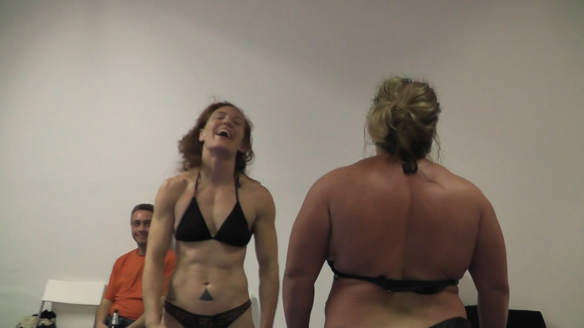 Weibliche Bodybuilderin übt Nackt Wrestling Aus, Was Für Ein Körper